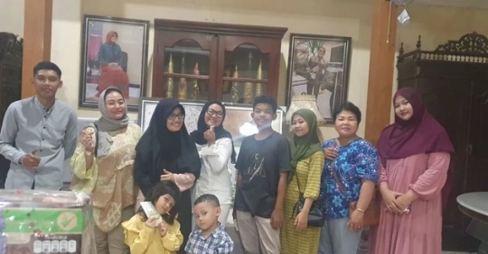 Foto Potret Yan Vellia Ziarah Mendiang Didi Kempot Di Ngawi