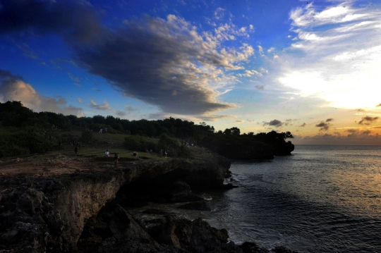 Potret Keindahan Alam Tersembunyi di Pantai Honeymoon Jimbaran