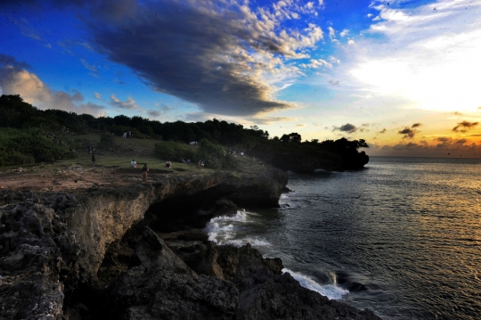 Potret Keindahan Alam Tersembunyi di Pantai Honeymoon Jimbaran