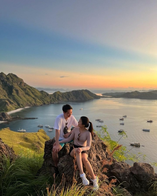 7 Potret Kevin Sanjaya & Valencia Tanoe Honeymoon di Labuan Bajo, Romantis Banget!