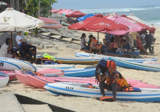 Wisatawan Banyak Berteduh di Tengah Cuaca Panas di Bali