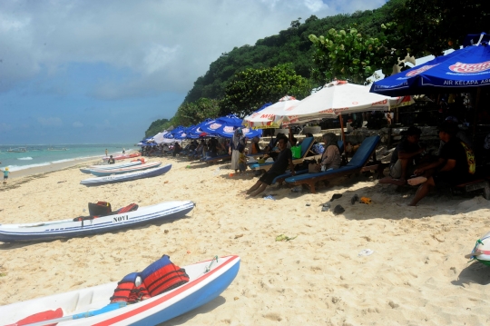 Wisatawan Banyak Berteduh di Tengah Cuaca Panas di Bali