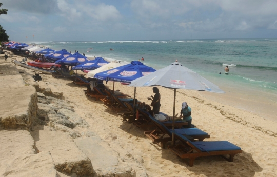 Wisatawan Banyak Berteduh di Tengah Cuaca Panas di Bali