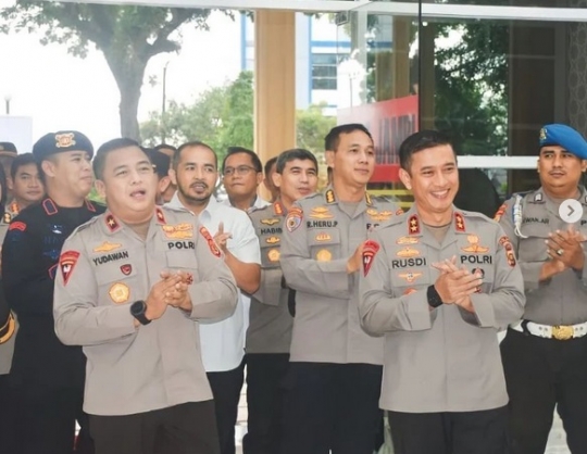 Momen Sederhana Ultah Kapolda Jambi Irjen Rusdi Hartono, Tiup Lilin Ditemani Istri