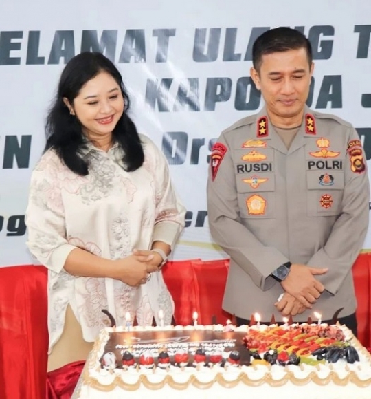 Momen Sederhana Ultah Kapolda Jambi Irjen Rusdi Hartono, Tiup Lilin Ditemani Istri