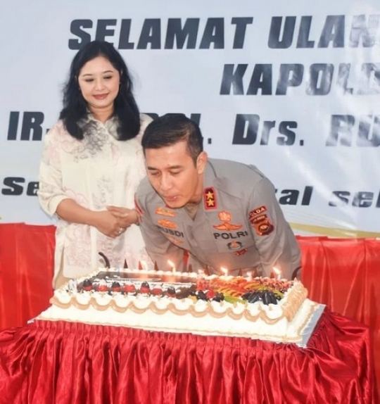 Momen Sederhana Ultah Kapolda Jambi Irjen Rusdi Hartono, Tiup Lilin Ditemani Istri