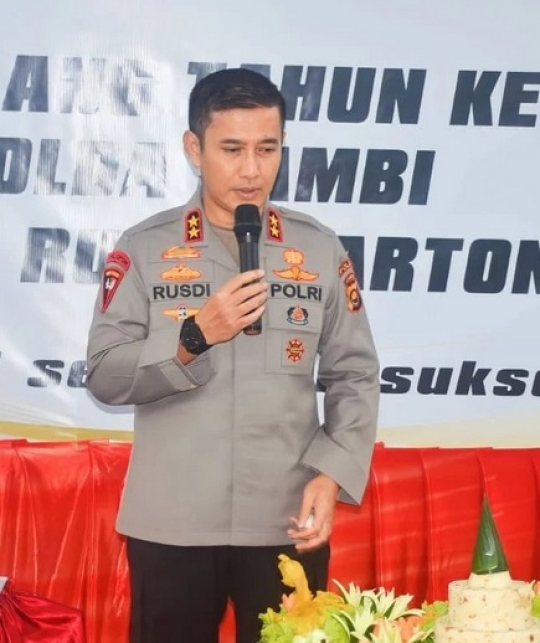 Momen Sederhana Ultah Kapolda Jambi Irjen Rusdi Hartono, Tiup Lilin Ditemani Istri