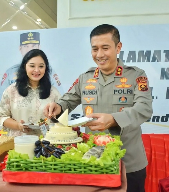 Momen Sederhana Ultah Kapolda Jambi Irjen Rusdi Hartono, Tiup Lilin Ditemani Istri