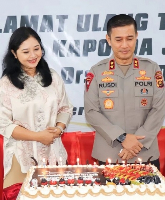 Momen Sederhana Ultah Kapolda Jambi Irjen Rusdi Hartono, Tiup Lilin Ditemani Istri