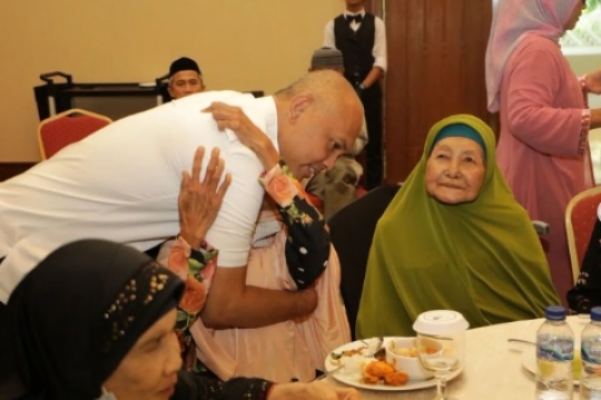 Pelukan Hangat Jenderal Bintang 2 Polri ke Sahabat Ibu Tercinta, Ada Pesan Mendalam