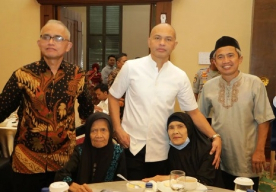 Pelukan Hangat Jenderal Bintang 2 Polri ke Sahabat Ibu Tercinta, Ada Pesan Mendalam