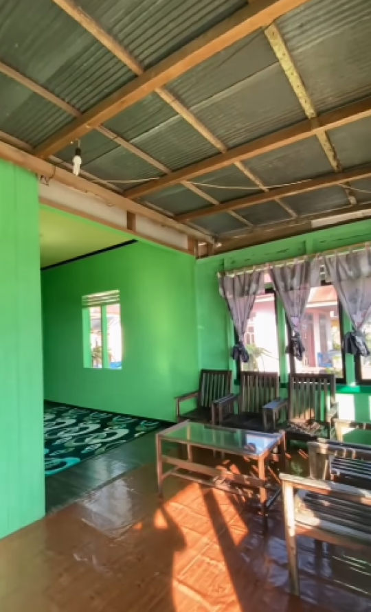 Potret Rumah Kayu Sederhana Tapi Bikin Betah, Perabotannya Ditata Rapi Banget