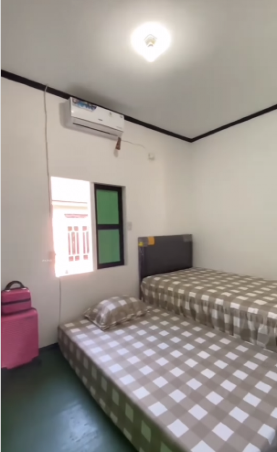 Potret Rumah Kayu Sederhana Tapi Bikin Betah, Perabotannya Ditata Rapi Banget