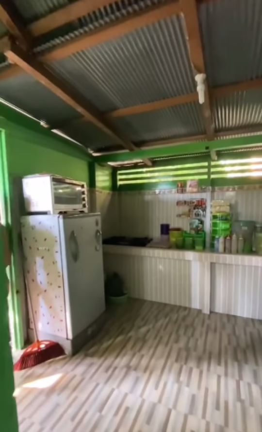 Potret Rumah Kayu Sederhana Tapi Bikin Betah, Perabotannya Ditata Rapi Banget
