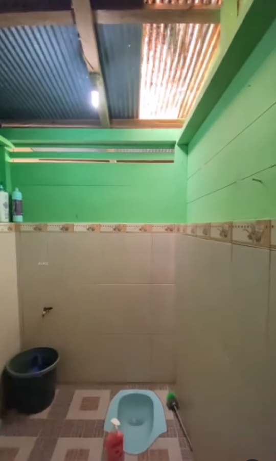 Potret Rumah Kayu Sederhana Tapi Bikin Betah, Perabotannya Ditata Rapi Banget