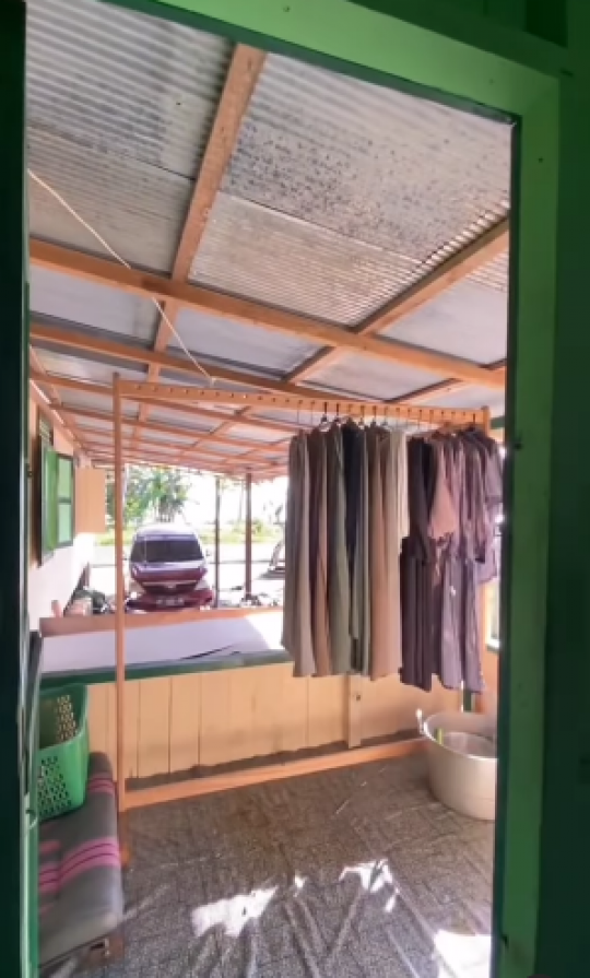 Potret Rumah Kayu Sederhana Tapi Bikin Betah, Perabotannya Ditata Rapi Banget