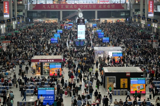 Jelang Hari Buruh, Ribuan Warga China Mudik Padati Stasiun Kereta