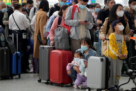 Jelang Hari Buruh, Ribuan Warga China Mudik Padati Stasiun Kereta