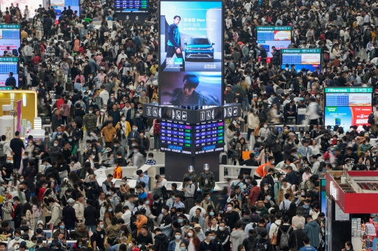 Jelang Hari Buruh, Ribuan Warga China Mudik Padati Stasiun Kereta