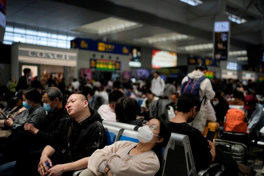 Jelang Hari Buruh, Ribuan Warga China Mudik Padati Stasiun Kereta