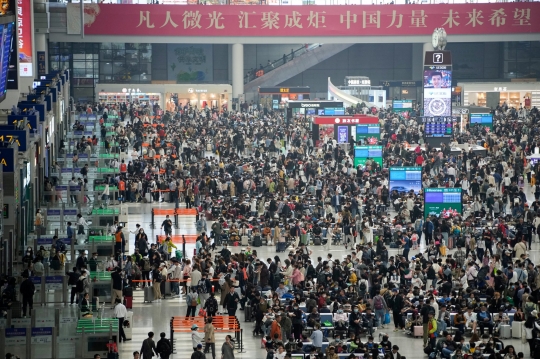 Jelang Hari Buruh, Ribuan Warga China Mudik Padati Stasiun Kereta