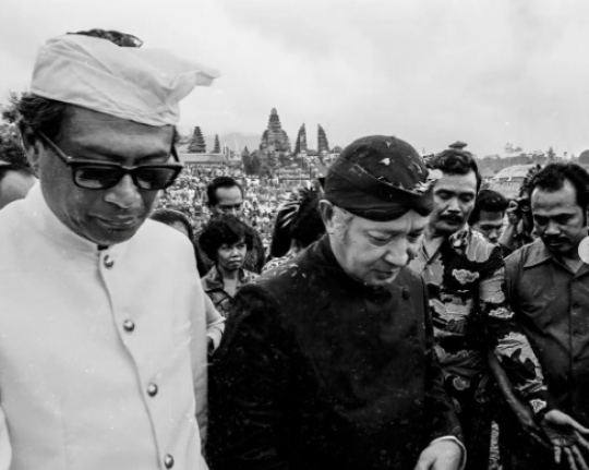 Foto Lawas Soeharto & Gubernur Bali Ikuti Upacara Eka Dasa Rudra Tahun 1979