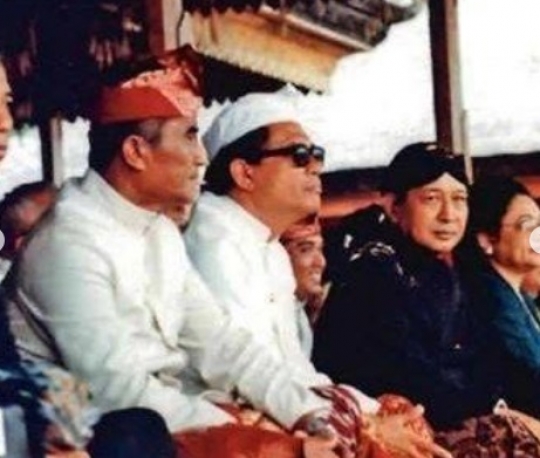 Foto Lawas Soeharto & Gubernur Bali Ikuti Upacara Eka Dasa Rudra Tahun 1979