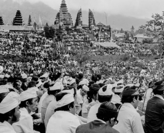 Foto Lawas Soeharto & Gubernur Bali Ikuti Upacara Eka Dasa Rudra Tahun 1979