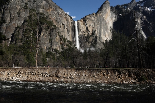 Ancaman Banjir Bandang Dibalik Keindahan Air Terjun di Taman Nasional Yosemite