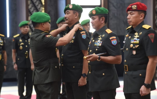 Salam Komando 3 Jenderal TNI, Mayjen Kopassus & Kavaleri di Tengahnya Bintang 4