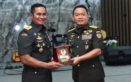 Salam Komando 3 Jenderal TNI, Mayjen Kopassus & Kavaleri di Tengahnya Bintang 4