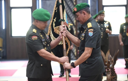 Salam Komando 3 Jenderal TNI, Mayjen Kopassus & Kavaleri di Tengahnya Bintang 4