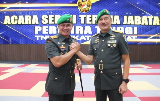 Salam Komando 3 Jenderal TNI, Mayjen Kopassus & Kavaleri di Tengahnya Bintang 4