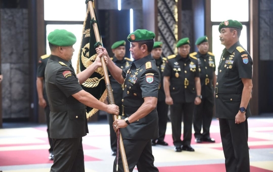 Salam Komando 3 Jenderal TNI, Mayjen Kopassus & Kavaleri di Tengahnya Bintang 4