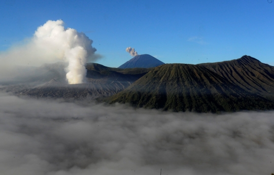 Keindahan Kaldera Bromo saat Kabut Tebal