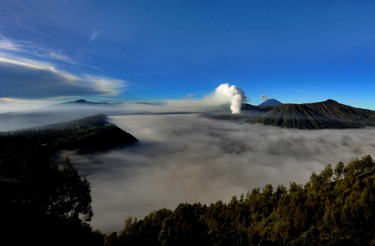 Keindahan Kaldera Bromo saat Kabut Tebal