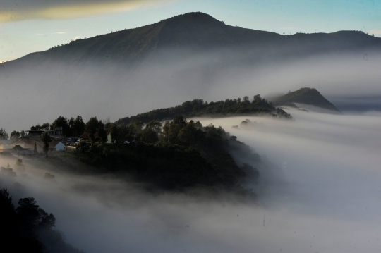 Keindahan Kaldera Bromo saat Kabut Tebal