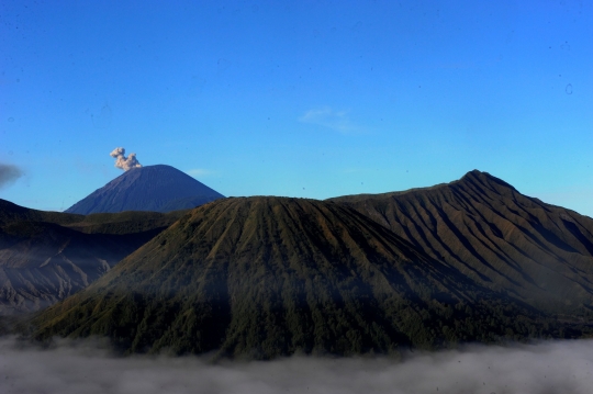 Keindahan Kaldera Bromo saat Kabut Tebal