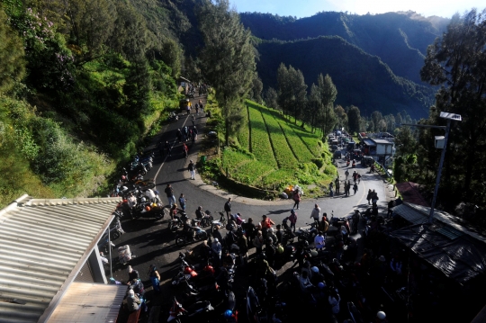 Keindahan Kaldera Bromo saat Kabut Tebal