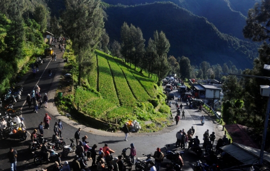 Keindahan Kaldera Bromo saat Kabut Tebal