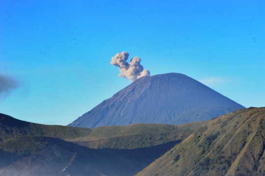 Keindahan Kaldera Bromo saat Kabut Tebal