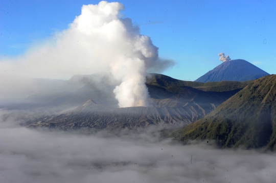 Keindahan Kaldera Bromo saat Kabut Tebal