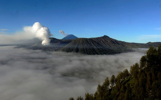 Keindahan Kaldera Bromo saat Kabut Tebal