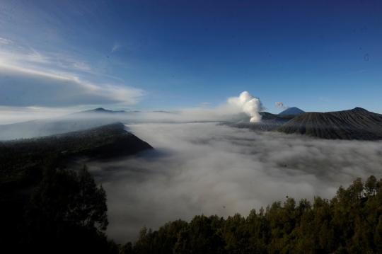 Keindahan Kaldera Bromo saat Kabut Tebal