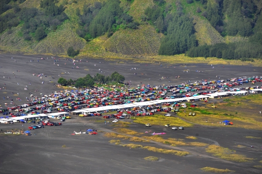 Ribuan Wisatawan Padati Kaldera Bromo di Minggu Terakhir Libur Lebaran