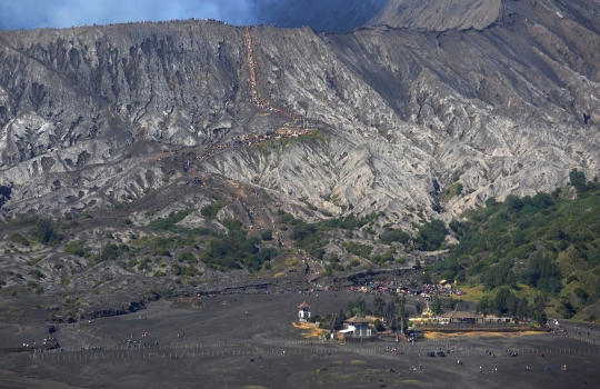 Ribuan Wisatawan Padati Kaldera Bromo di Minggu Terakhir Libur Lebaran
