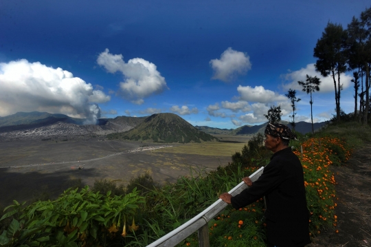 Ribuan Wisatawan Padati Kaldera Bromo di Minggu Terakhir Libur Lebaran