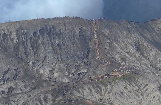 Ribuan Wisatawan Padati Kaldera Bromo di Minggu Terakhir Libur Lebaran