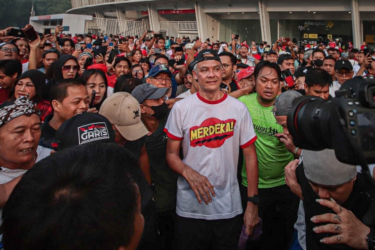 Momen Ganjar Pranowo Dikerubungi Masyarakat saat Jogging di GBK