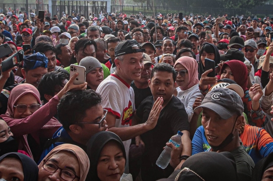 Momen Ganjar Pranowo Dikerubungi Masyarakat saat Jogging di GBK